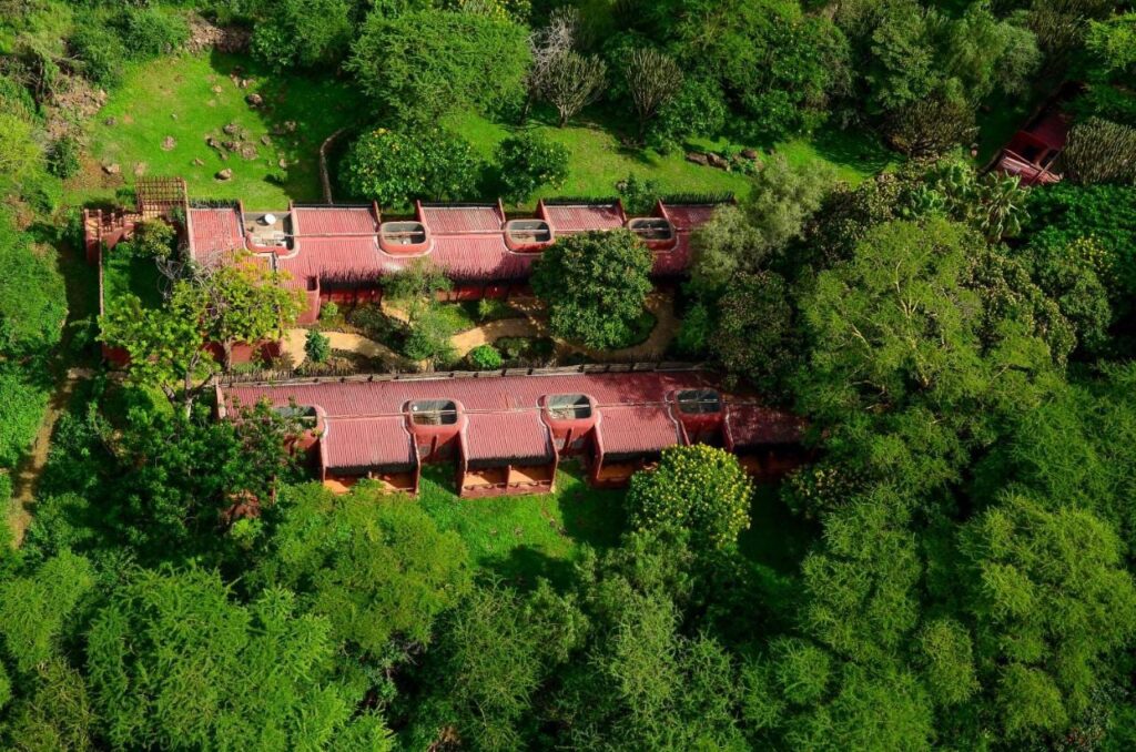 Amboseli Serena Safari Lodges två flyglar med röda tak sedda från luften, bland träden
