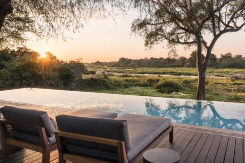 Kruger Gate Hotels infinitypool ovanför Sabiefloden i solnedgången