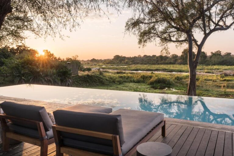 Kruger Gate Hotels infinitypool ovanför Sabiefloden i solnedgången
