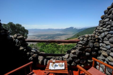 Två koppar kaffe på en balkong på Ngorongoro Serena Safari Lodge, mellan stenmurar, ovanför kratern